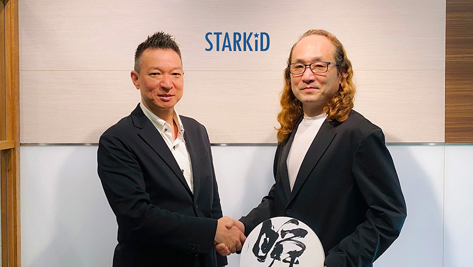 スターキッドの中途採用を知らせる写真。代表である高橋さんと、中途採用された岡野さんが握手を交わしています。