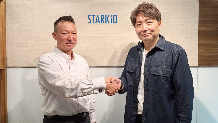 スターキッドの中途採用を知らせる写真。代表である高橋さんと、中途採用された中尾さんが握手を交わしています。